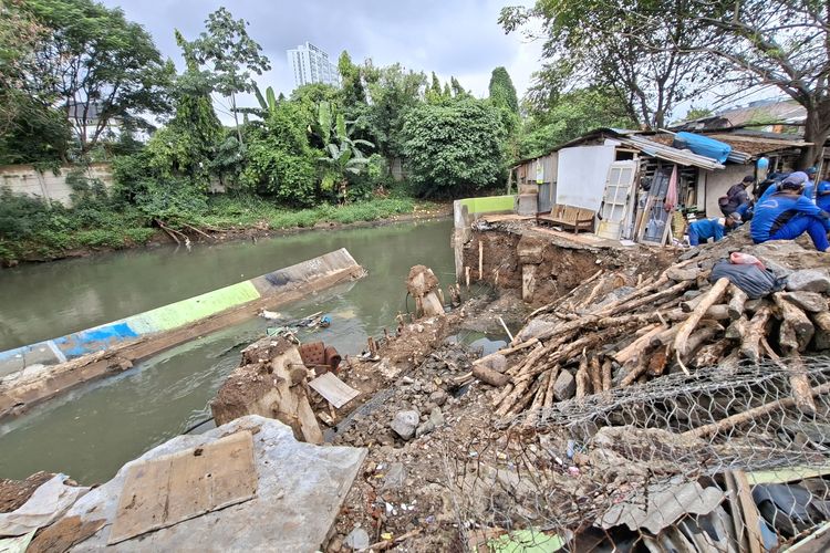 Tanggul Kali Angke di Rawa Buaya Ambruk, Satu Rumah Ikut Hancur