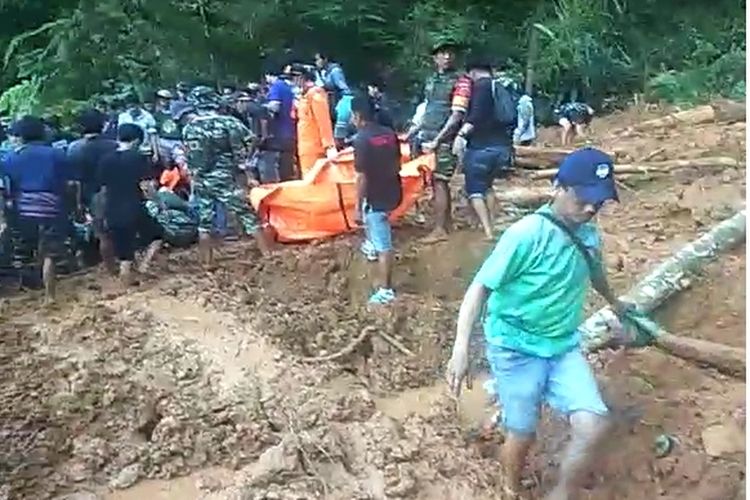 Tim SAR gabungan evakuasi korban longsor di jalur Trans Sulawesi Poros Buntao – Rantebua yang menghubungkan Kabupaten Toraja Utara dengan Kabupaten Luwu, Sulawesi Selatan pada Jumat (26/4/2024)