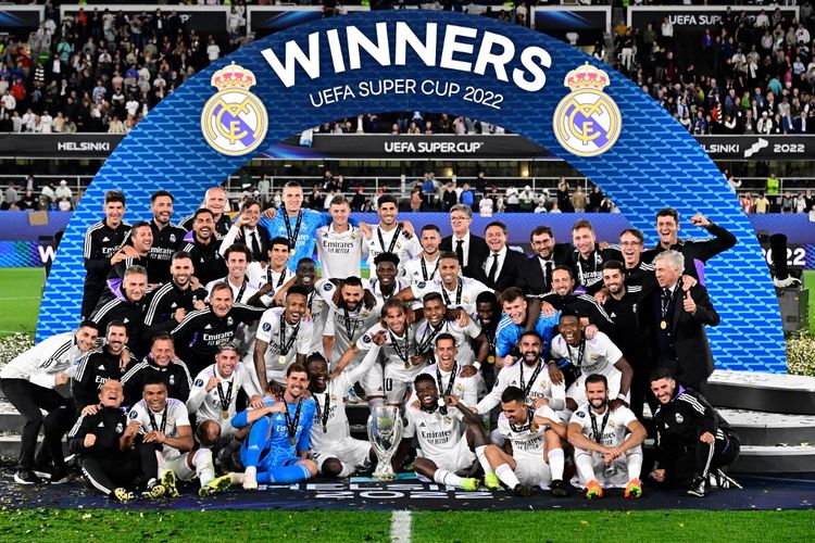 Para pemain Real Madrid saat merayakan gelar juara Piala Super Eropa 2022 usai mengalahkan Eintracht Frankfurt di Stadion Helsinki, Kamis (11/8/2022) dini hari WIB. Di artikel ini Anda bisa baca daftar juara Piala Super Eropa.
