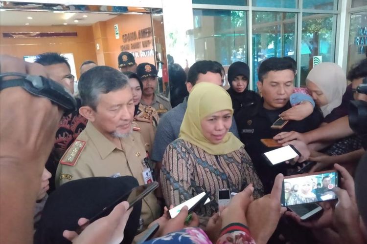 Gubernur Jawa Timur Khofifah Indar Parawansa menceritakan kondisi Wali Kota Surabaya Tri Rismaharini usai menjenguk di Graha Amerta RSUD Dr Soetomo, Surabaya, Jawa Timur, Senin (1/7/2019).