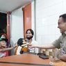Anies Blusukan ke Warung Sate, Berikan Topi Gubernur untuk Anak Seorang Pengamen