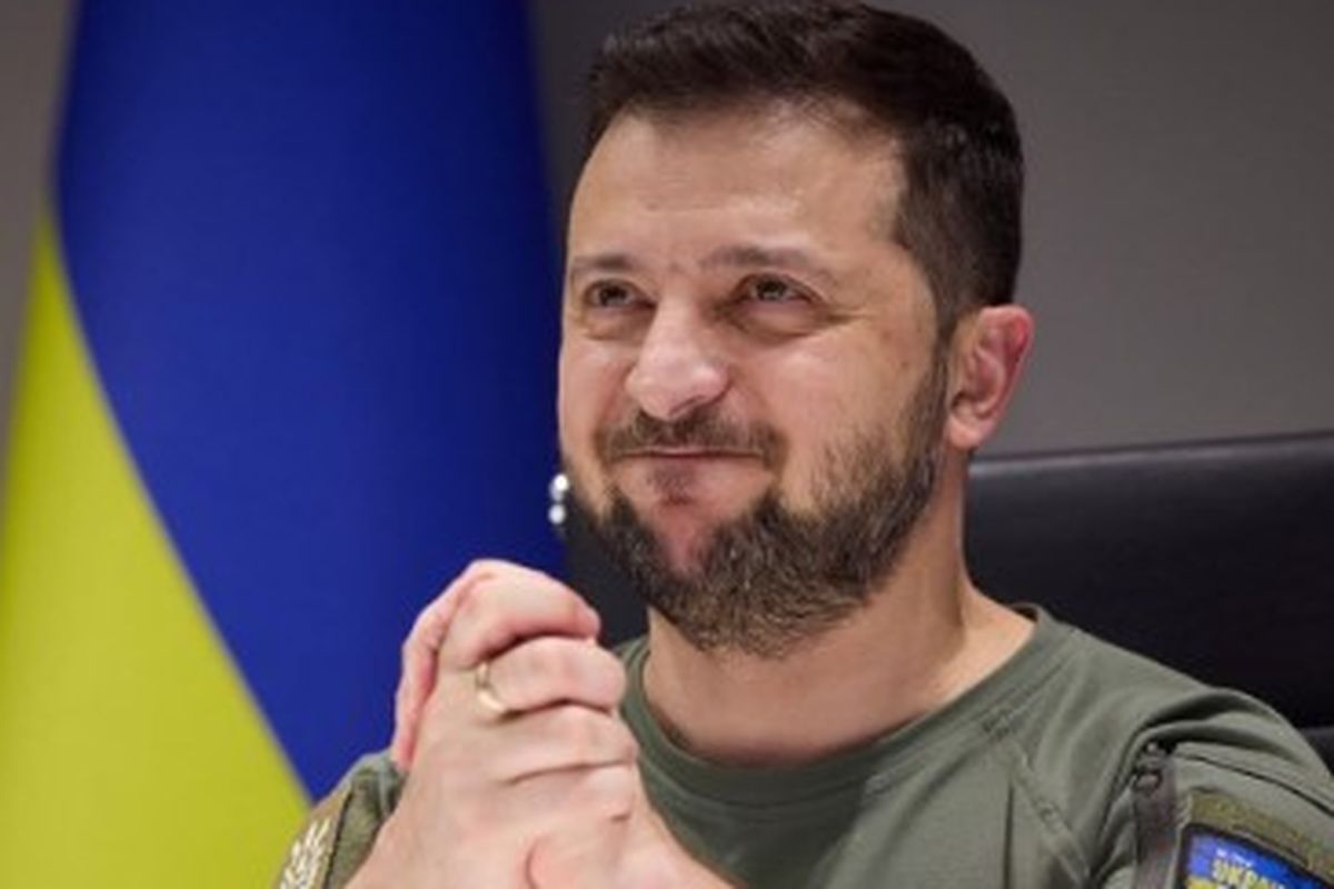Presiden Ukraina Volodymyr Zelensky tersenyum sambil mengepalkan kedua tangan saat Uni Eropa mengumumkan Ukraina sebagai negara kandidat anggota pada Kamis (23/6/2022). Dimasukkannya Ukraina sebagai negara kandidat anggota Uni Eropa terjadi di tengah perang Rusia-Ukraina. Dalam waktu dekat, Zelensky akan bertemu dengan Sekjen PBB dan Presiden Turkiye untuk membahas solusi akhiri perang.
