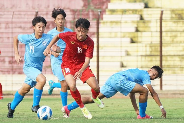 Timnas U16 Singapura saat menghadapi Vietnam pada laga perdana Grup A Piala AFF U16 2022 di Stadion Sultan Agung, Bantul, Yogyakarta, Minggu (31/7/2022).
