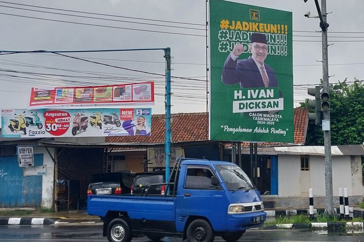 Sekretaris Daerah Kota Tasikmalaya, Ivan Dicksan, terpampang di baliho besar sosialisasi pencalonannya dengan berlambang partai tersebar di sudut perkotaan Tasikmalaya, Jawa Barat, Rabu (12/6/2024).