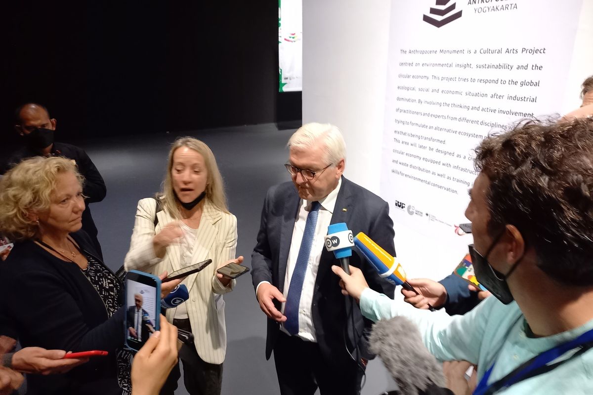 Nilu kurator seni saat menunjukkan bata yangbterbuat dari sampah plastik, bata ini digunakan untuk membangun candi baru di Piyungan, Jumat (17/6/2022)