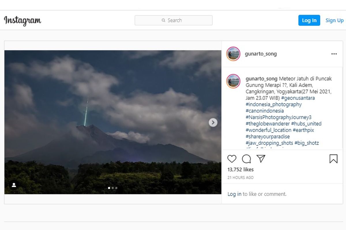 Tangkapan layar Instagram, foto kilatan cahaya diduga meteor jatuh di puncak Gunung Merapi yang viral di media massa.