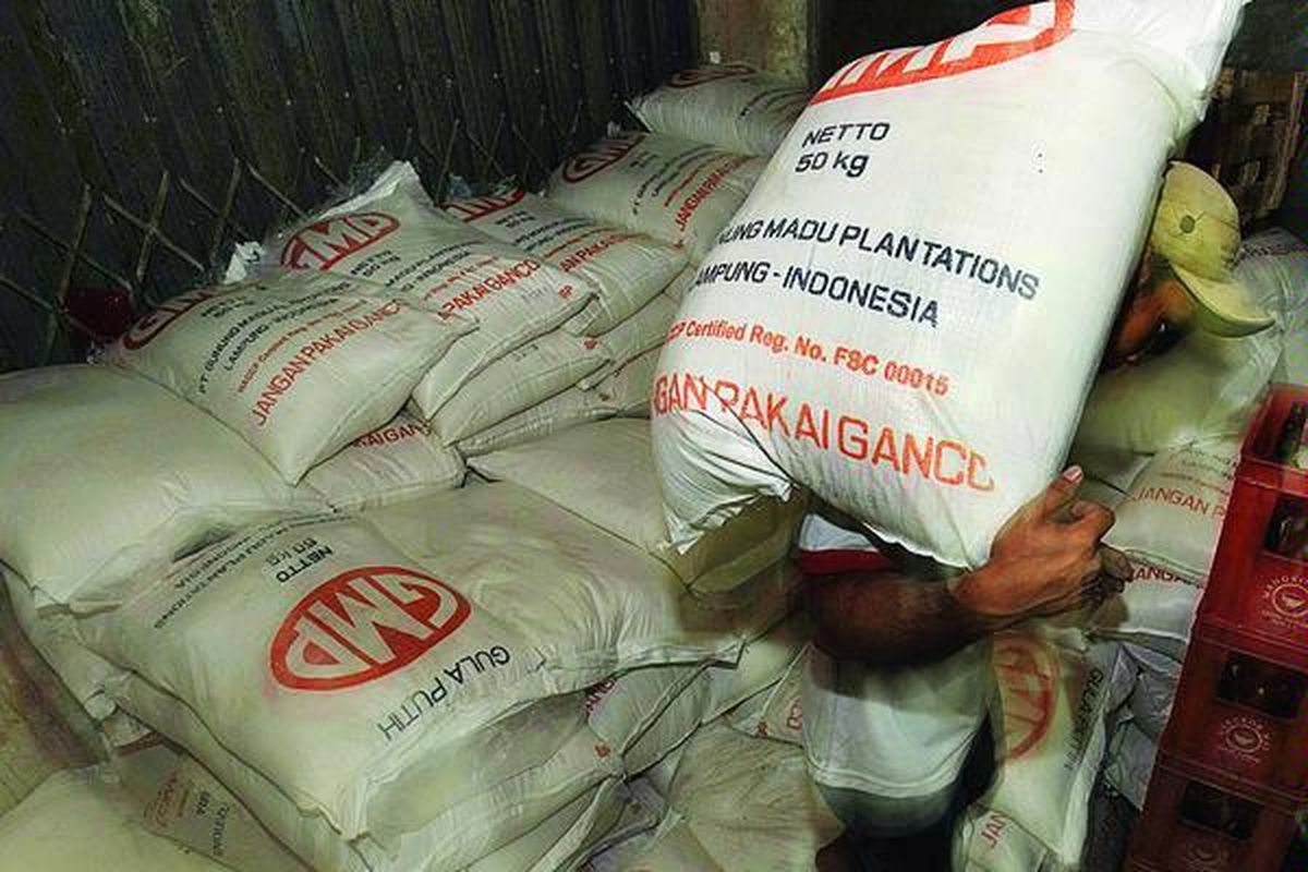 Pekerja mengangkut gula pasir di salah satu gudang toko kelontong di Jakarta, Senin (6/6). Dalam dua bulan terakhir, harga gula pasir di tingkat agen turun sekitar Rp 1.100 per kg menjadi Rp 9.000 per kg.