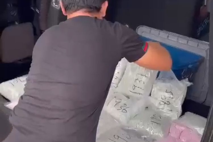 Satuan Reserse Narkoba Polres Metro Jakarta Barat mengagalkan penyelundupan lebih dari 100.000 butir pil ekstasi ke Jakarta, di Pekanbaru, Riau, Jumat (12/8/2022)