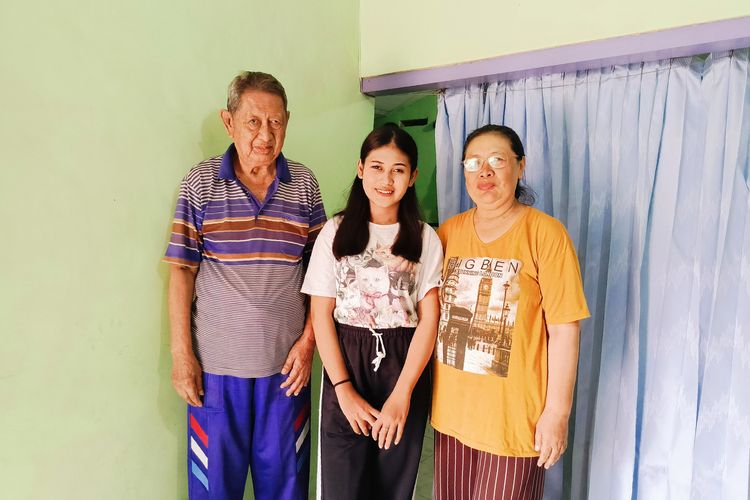 Salah satu korban luka-luka Tragedi Kanjuruhan Verlitha Noor Zia foto bersama keluarga yang selalu mendukungnya di rumahnya daerah Sukun, Rabu (25/06/2025) sore.