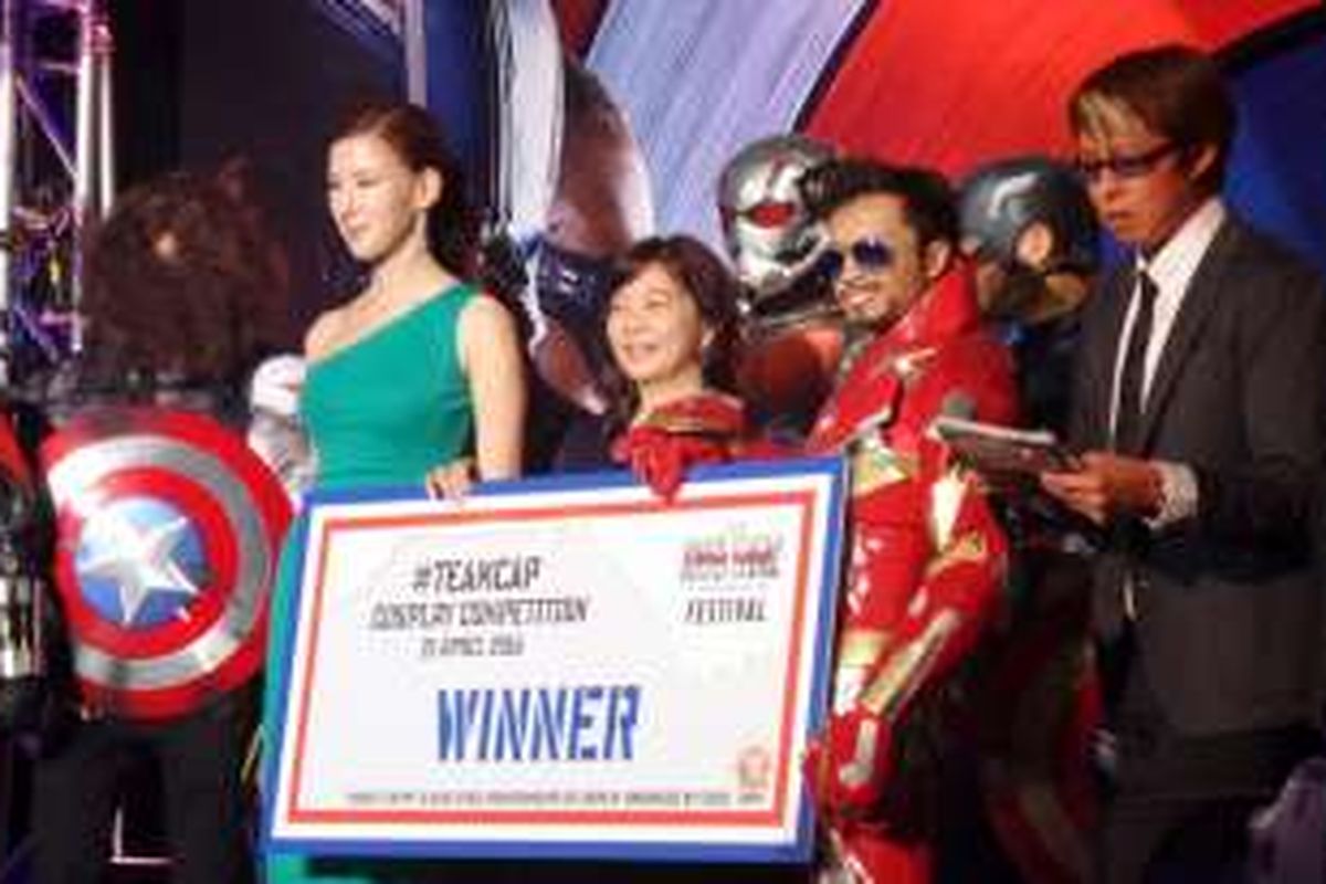 Seorang cosplayer asal Indonesia dengan kostum Iron Man menjuarai Cosplay Competition 2016 dalam rangkaian tur promosi film Captain America: Civil War, di Skating Rink, Marina Bay Sands, Singapore, Kamis (21/4/2016).