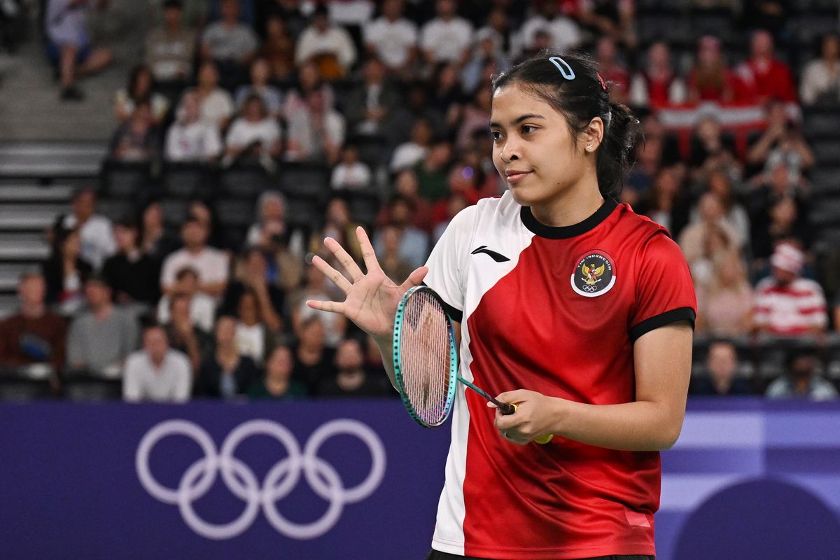 Ekspresi pebulu tangkis tunggal putri Indonesia Gregoria Mariska Tunjung saat bertanding melawan pebulu tangkis Korea Selatan An Se-young pada semifinal bulu tangkis putri Olimpiade Paris 2024 di Porte De La Chapella Arena, Paris, Perancis, Minggu (4/8/2024). Gregoria kalah dengan skor 21-11,13-21,16-21 dari An Se-young. 