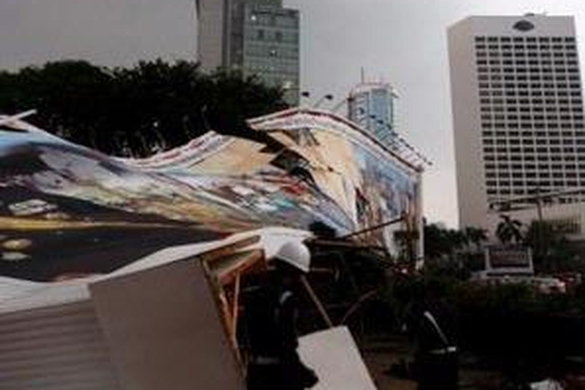 Baliho di depan Bundaran Hotel Indonesia, Jakarta ambruk menimpa pos polisi Bundaran Hotel Indonesia dan pagar Kedutaan Besar Inggris akibat dihempas angin kencang, yang mengikuti hujan deras, Kamis (27/8). Peristiwa ini mengakibatkan seorang warga luka ringan.
