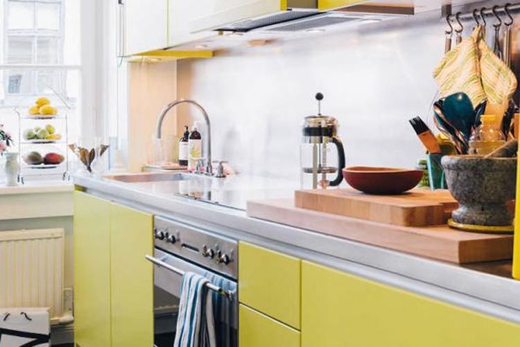 Dapur berukuran relatif kecil bukan masalah. Dapur bisa efektif bila penggunanya tahu cara memanfaatkan ruang yang terbatas tersebut.