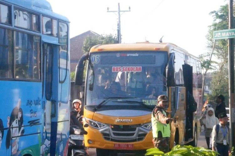 Siswa turun dari bus Sekolah Gratis di Wonosari, Gunungkidul, Rabu (15/10/2025)