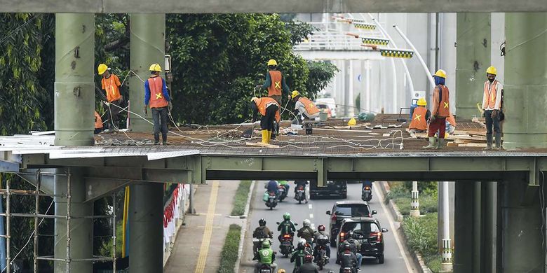 Pekerja menyelesaikan pembangunan skybridge di Halte TransJakarta Centrale Stichting Wederopbouw (CSW) koridor 13, Jakarta, Rabu (8/7/2020). Skybridge atau Jembatan Penyeberangan Multiguna (JPM) yang akan terintegrasi antara Stasiun MRT ASEAN dengan Halte TransJakarta CSW tersebut ditargetkan rampung pada akhir 2020.