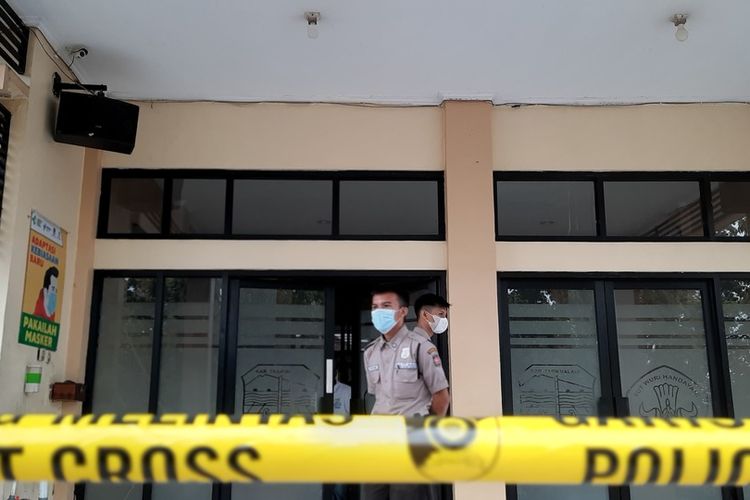 Petugas Kepolisian sedang memeriksa tempat kejadian aksi perampokan Kantor Dinas Pendidikan Kabupaten Tasikmalaya, Jawa Barat, yang menyekap 3 petugas piket di kantor tersebut, Senin (20/6/2022).