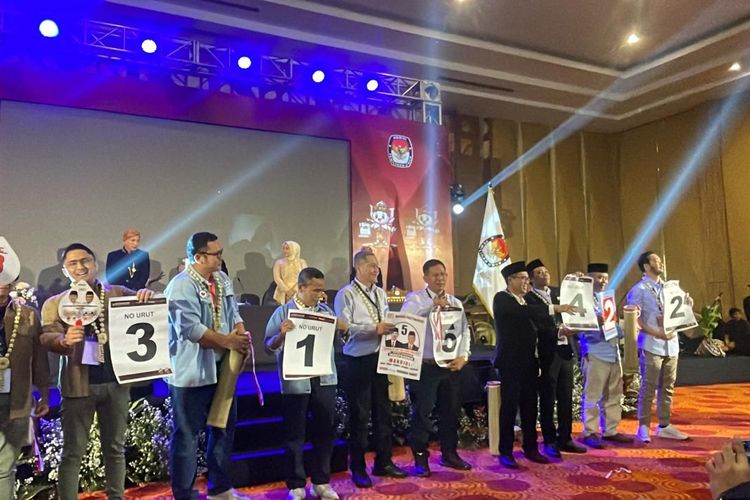 Para pasangan calon bupati dan wakil bupati Bandung Barat memperlihatkan nomor urut untuk kontestasi Pilkada Bandung Barat, Senin (23//9/2024). 