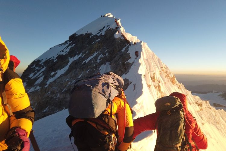 Pendaki berjalan menuju puncak Everest, Nepal, pada 22 Mei 2019. (REUTERS/Phurba Tenjing Sherpa)