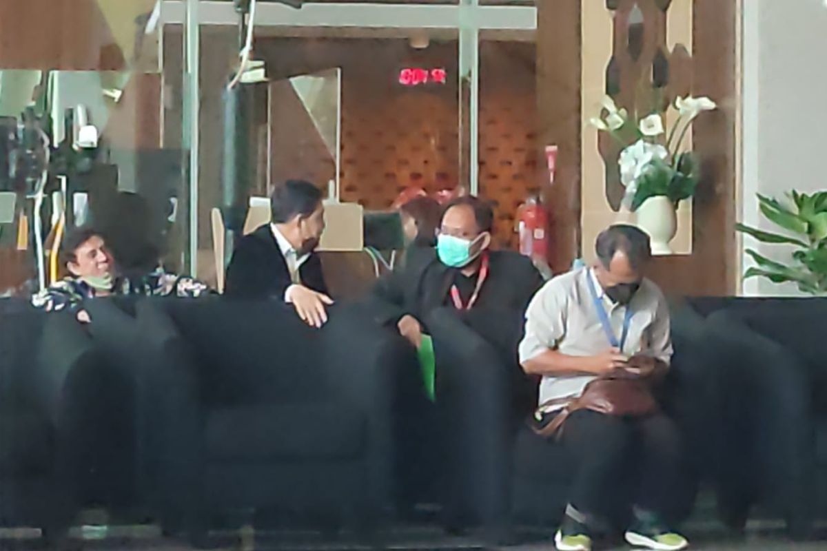 Hakim Yustisial Mahkamah Agung (MA) (baris kedua sebelah kanan) mendatangi gedung Merah Putih KPK untuk menjalani pemeriksaan pada Senin, (19/12/2022).