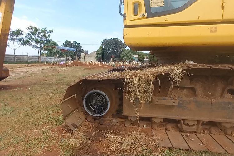 Kondisi Ekskavator di TPU Jombang, Ciputat, Tangerang Selatan usai dipreteli pencuri, Jumat (6/8/2021).