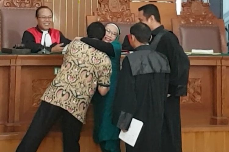 Said Iqbal dan Ratna Sarumpaet berpelukan di akhir persidangan, Selasa (9/4/2019)