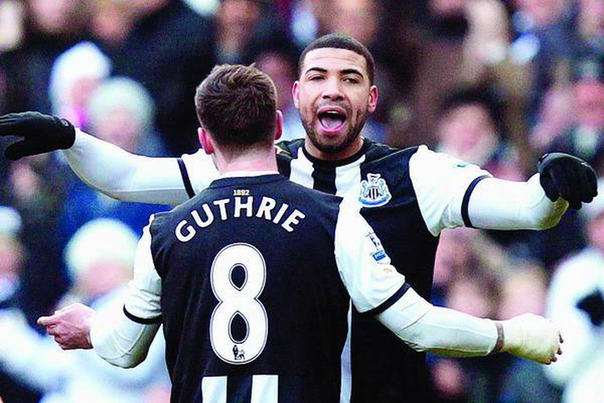 Pemain Newcastle United yang juga penyerang Irlandia, Leon Best (kanan), merayakan keberhasilannya mencetak gol ke gawang Queens Park Rangers bersama rekan satu timnya, Danny Guthrie, pada laga lanjutan Liga Inggris, Minggu (15/1), di Stadion St James Park atau Sports Direct Arena, Newcastle, Inggris. Pada pertandingan ini, Newcastle menang 1-0 berkat gol semata wayang dari Best.