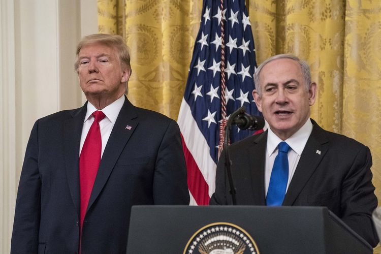 Presiden Amerika Serikat (AS) Donald Trump (kiri) dan Perdana Menteri Israel Benjamin Netanyahu memberikan keterangan dalam konferensi pers di Gedung Putih, Washington, pada 28 Januari 2020. Jumpa pers itu diadakan setelah Trump mengumumkan rencana perdamaian Israel dan Palestina.