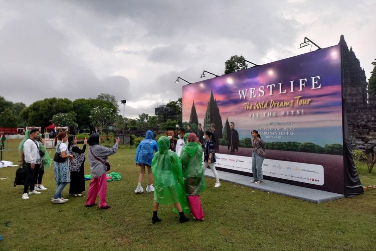 penonton saat antre berfoto di both konser Westlife yang disediakan panitia di Candi Prambanan, Minggu (2/10/2022)