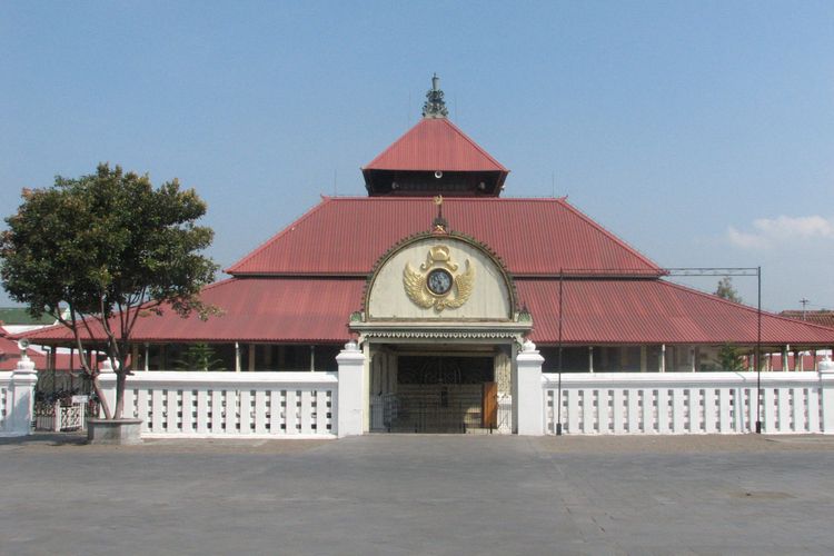 Masjid bersejarah di Yogyakarta, Masjid Gedhe Kauman, salah satu tempat wisata Malioboro.