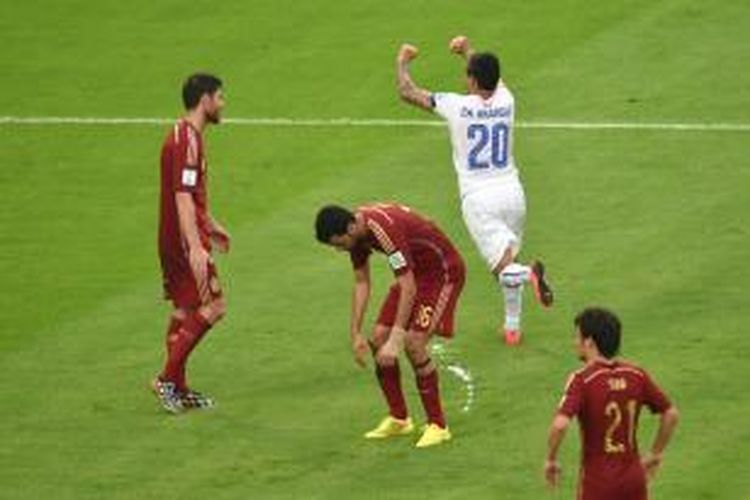 Gelandang Cile, Charlez Aranguiz, saat merayakan golnya ke gawang Spanyol pada lanjutan laga Grup B Piala Dunia 2014 di Stadion Maracana, Rabu atau Kamis (19/6/2014) dini hari WIB.