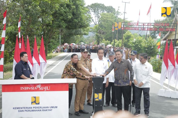 Presiden Joko Widodo (Jokowi) didampingi Menteri PUPR Basuki Hadimuljono telah meresmikan 27 ruas jalan dan 1 jembatan yang telah diperbaiki melalui Inpres Jalan Daerah (IJD) di Provinsi Sulawesi Selatan (Sulsel).