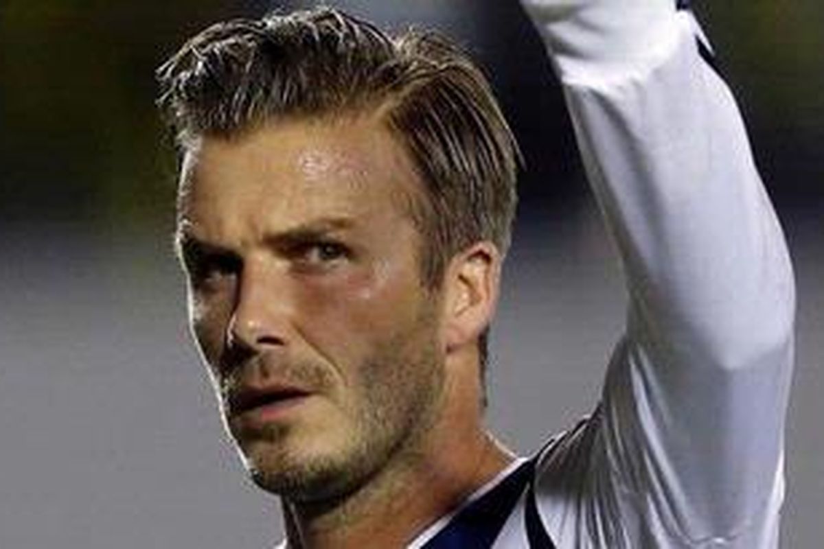 David Beckham melambai ke penonton setelah menang atas Seattle Sounders hari Minggu (11/11/2012).