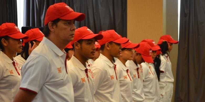 Kontingen Indonesia ke Asian Youth Games 2 bersama chef de mission, Ade Lukman (kiri)