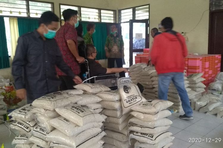 Pansus Covid-19 DPRD Jember saat sidak ke gedung penyimpanan bantuan sembako di Liposos Selasa (29/12/2020) 