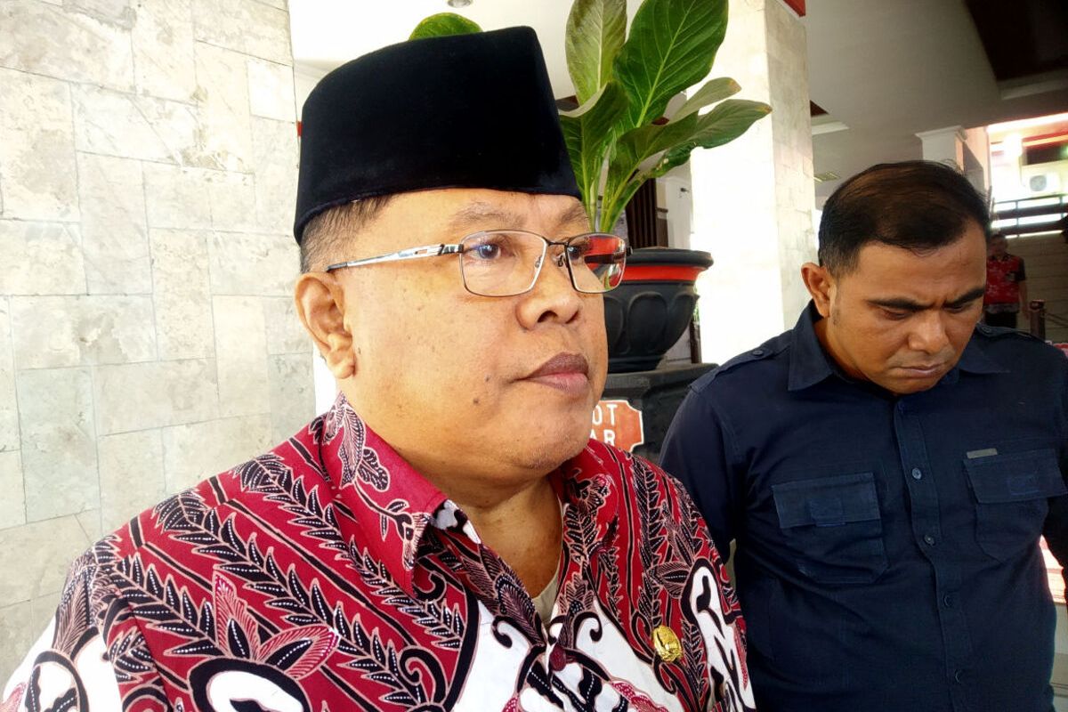 Wali Kota Blitar Santoso menjawab pertanyaan wartawan di teras lobi Kantor Wali Kota Blitar pekan lalu