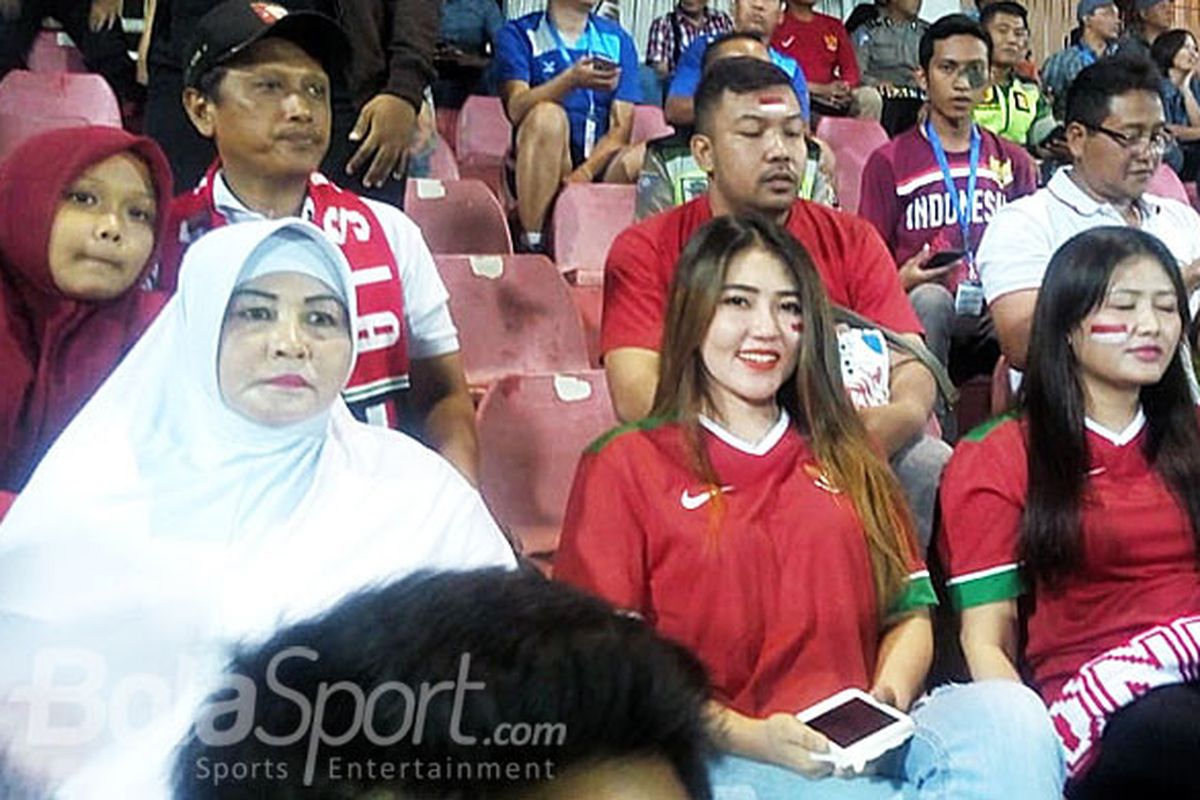 Pedangdut Via Vallen menyaksikan laga timnas U-16 Indonesia saat melawan Vietnam di Grup A Piala AFF U-16 di Stadion Gelora Delta di Sidoarjo, Kamis (2/8/2018) malam.
