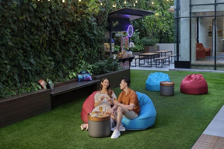 Aloft Jakarta Wahid Hasyim terletak dekat Jalan Sabang, Jakarta, yang diisi oleh berbagai macam jajanan kuliner 