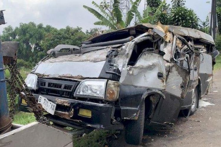 Mobil elf yang mengalami kecelakaan di Ciloto, Kecamatan Cimacan, Kabupaten Cianjur, Selasa (24/10/2023).