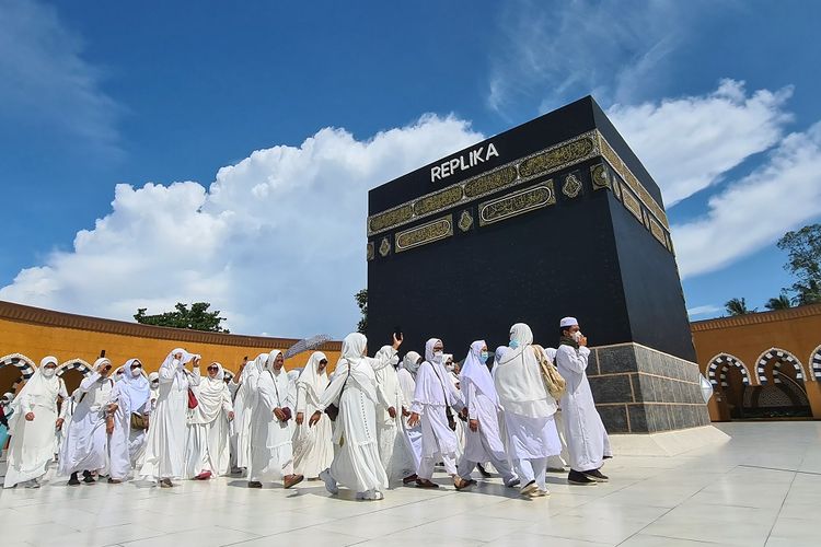 Sejumlah jamaah calon haji dan umroh mengikuti pelatihan manasik di Al Mahmudah Manasik Haji Training Centre Setu, Tangerang Selatan, Banten, Minggu (20/3/2022). Seiring sudah dibukanya kembali Umroh dan makin dekatnya musim haji tahun 2022 sejumlah biro perjalan Haji dan Umroh mulai melakukan pelatihan tata cara melaksanakan ibadah haji dan umroh. ANTARA FOTO/Muhammad Iqbal/foc.