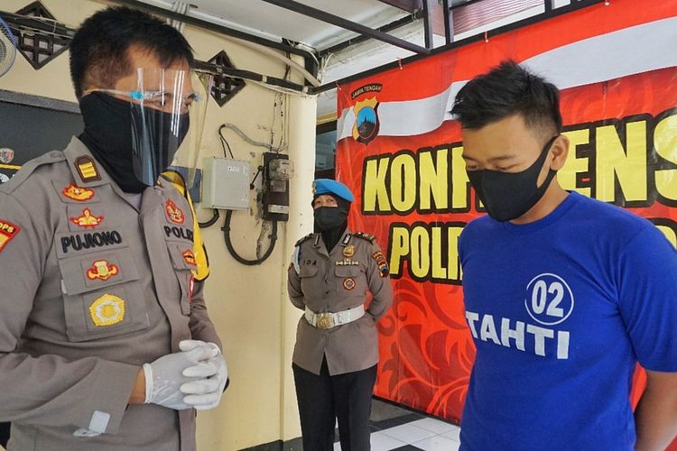 Kabag Ops Polres Purbalingga, Ajun Komisaris Pujiono menginterogasi CAP (24) tersangka pencurian kotak angpao Klenteng Hok Tek Bio di Mapolres Purbalingga, Jawa Tengah.