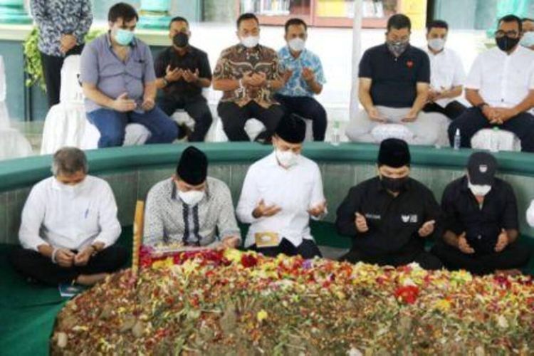 Menteri BUMN Erick Thohir dan Menteri Perdagangan M Lutfi dengan berziarah ke makam Musannif Bin Gulrang Shah di halaman Masjid Al Musannif di Cemara Asri. Almarhum adalah ayahanda dari Wakil Gubernur Sumut Musa Rajekshah, Kamis (2/9/2021)