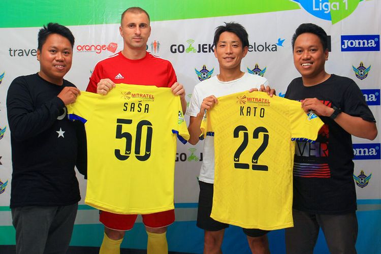 Sasa Zecevic (dua dari kiri) dan Yusuke Kato (dua dari kanan), saat diperkenalkan sebagai pemain baru Persegres Gresik United.