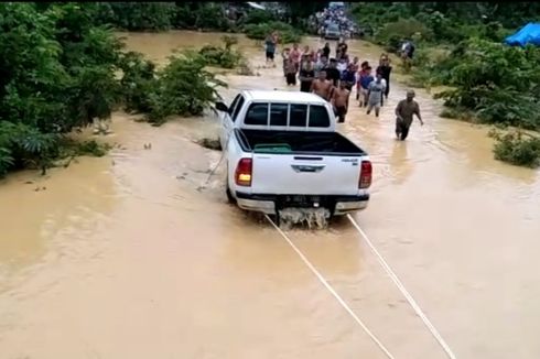 Video Viral Detik-detik Evakuasi 5 Penumpang Mobil yang Terjebak Banjir Sungai Batang Limun Jambi