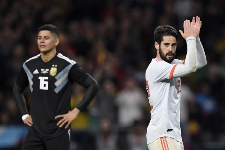 Gelandang Spanyol, Isco, mencetak hat-trick ke gawang Argentina pada laga uji coba internasional di Stadion Wanda Metropolitano, Selas (27/3/2018). 