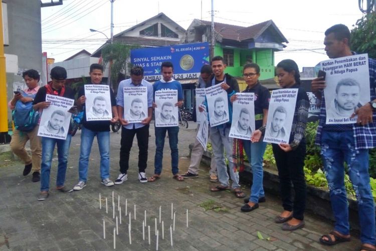Sejumlah mahasiswa saat mengelar aksi solidaritas untuk korban penembakan di Nduga, Papua