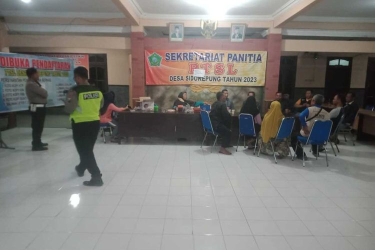 Imbas penyanderaan Kades Sidokepung, Buduran, Sidoarjo, kini aparat kepolisian turut berjaga di Balai Desa guna meminimalisir kejadian serupa terulang kembali.