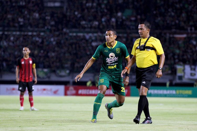 Tabrani, wasit yang memimpin menggunakan kamera di dada saat pertandingan bertajuk Forever Game ujicoba Persebaya Surabaya melawan Persis Solo di Stadion Gelora Bung Tomo Surabaya, Jawa Timur, Sabtu (11/01/2020) malam.