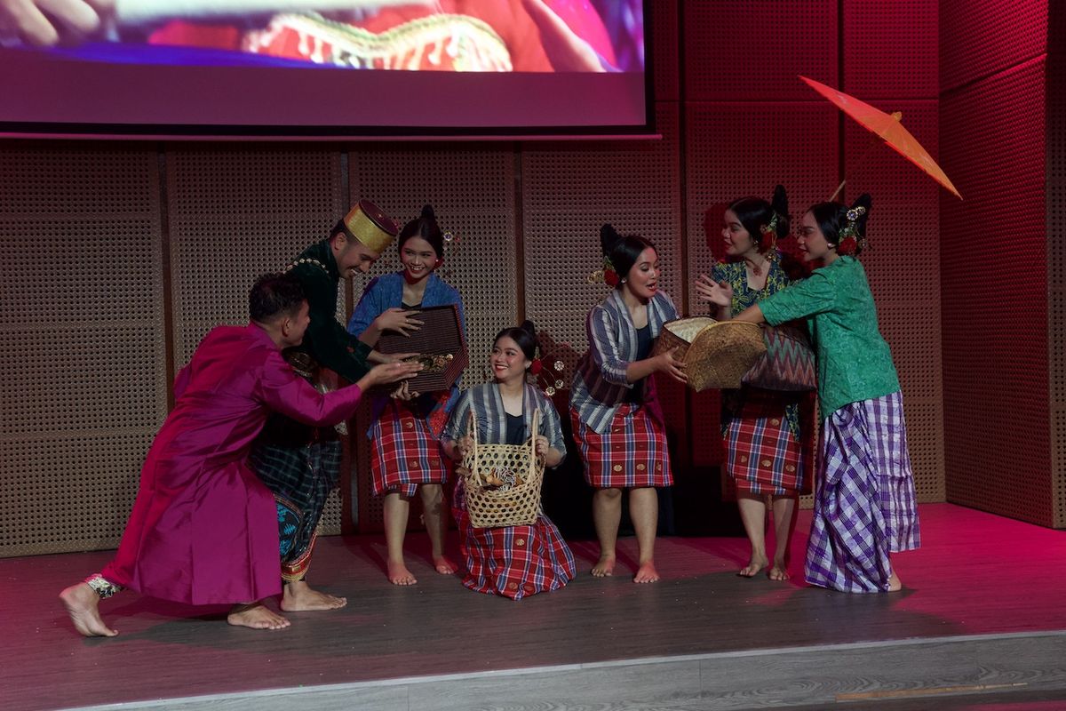 Galeri Indonesia Kaya kembali menyuguhkan pertunjukan yang kental dengan ragam kebudayaan Nusantara. Kali ini drama tari musikal ?Karaeng Pattingalloang? yang menghadirkan Illenk Gentille Andilolo, Komunitas Seni Rojita dan Taufan Purbo.