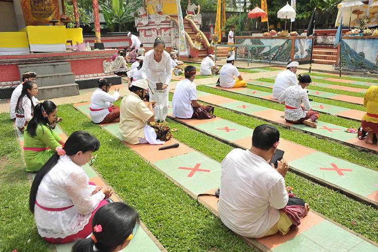 Sejumlah umat Hindu melaksanakan persembahyangan Hari Raya Galungan di Pura Agung Sriwijaya Palembang, Sumsel, Rabu (16/9/2020). Hari Raya Galungan di sejumlah tempat ibadah umat Hindu di Kota Palembang diselenggarakan dengan menerapkan protokol kesehatan.