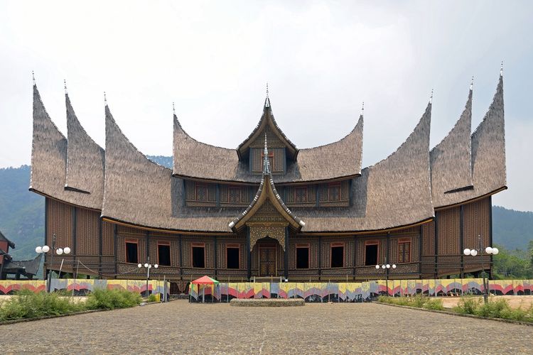 Rumah Gadang khas Minangkabau. Keberadaan lagu daerah Sumatera Barat makin memperkaya kebudayaan Minangkabau.   